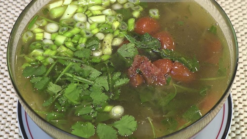 Carne de res molida con sopas de cilantro