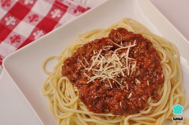 Espaguetis-de-res-con-salsa-bolonesa-5