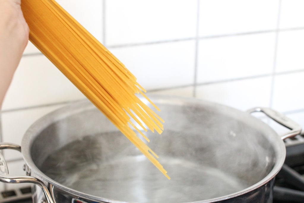 Espaguetis de res con salsa boloñesa