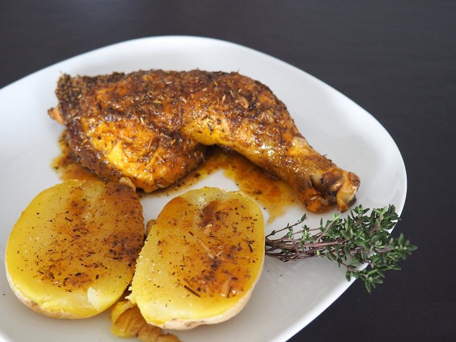 Pollo con patatas y hierbas al limón