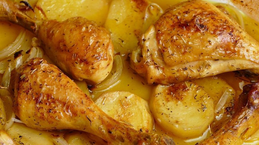 Pechugas de pollo al horno con patatas y cebolla