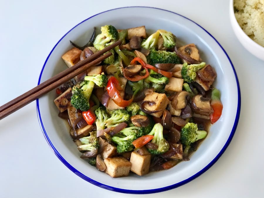 Tofu salteado con vegetales