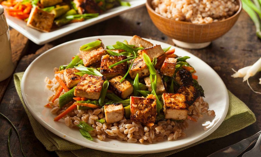 Receta de Tofu Salteado con Verduras y Arroz
